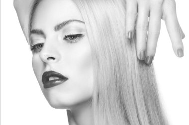 Karanlık dudak ve göz-kanatları ile modern makyaj ile kadın portresi