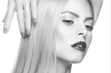 Karanlık dudak ve göz-kanatları ile modern makyaj ile kadın portresi