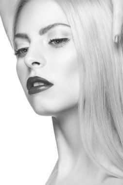 Karanlık dudak ve göz-kanatları ile modern makyaj ile kadın portresi