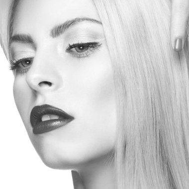 Karanlık dudak ve göz-kanatları ile modern makyaj ile kadın portresi