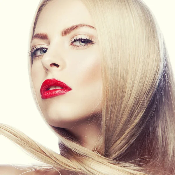 Retrato Mujer Con Moderno Maquillaje Labios Rojos Sobre Fondo Blanco —  Fotos de Stock