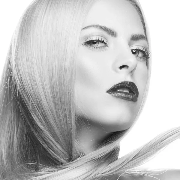 Beyaz arka plan üzerinde modern makyaj ile kadın portresi