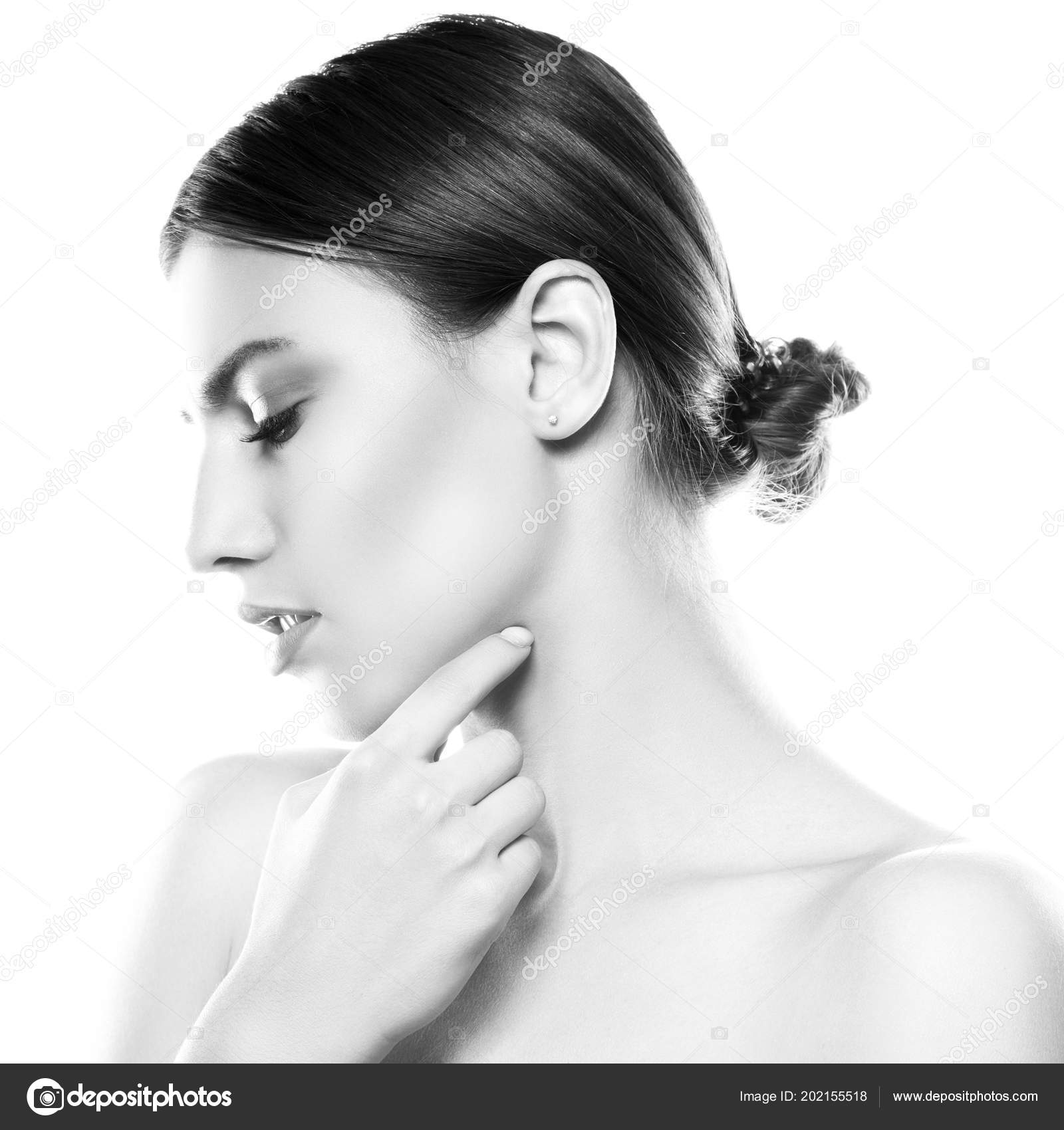 白色背景下自然化妆的年轻女性侧面画像 图库照片 C Beautyandobjects 白色背景下自然化妆的年轻女性侧面画像 图库照片 C Beautyandobjects