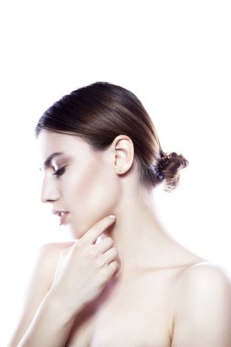 Yan görünümü olan beyaz arka plan üzerinde doğal makyaj kadın portresi