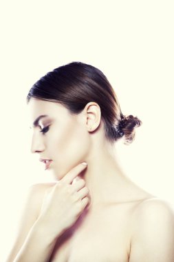 Yan görünümü olan beyaz arka plan üzerinde doğal makyaj kadın portresi