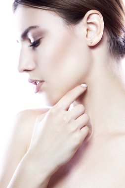 Yan görünümü olan beyaz arka plan üzerinde doğal makyaj kadın portresi