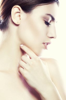 Yan görünümü olan beyaz arka plan üzerinde doğal makyaj kadın portresi