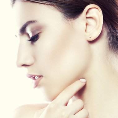 Yan görünümü olan beyaz arka plan üzerinde doğal makyaj kadın portresi