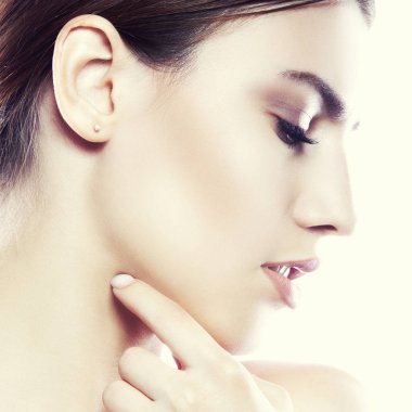 Yan görünümü olan beyaz arka plan üzerinde doğal makyaj kadın portresi