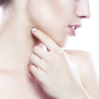 Beyaz arka plan üzerinde doğal makyaj profiliyle genç kadın portresi kırpılmış