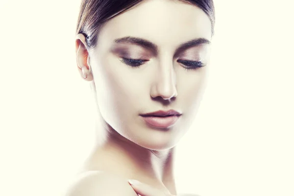 Retrato Mujer Joven Con Maquillaje Natural Sobre Fondo Blanco —  Fotos de Stock