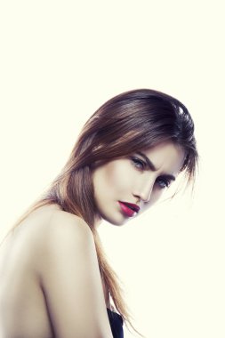 Yüzüne ışık arka plan üzerinde negatif ifade olan esmer kadın portresi