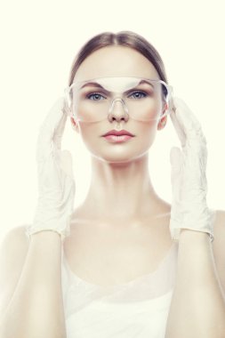 Doğal makyaj göz-kalkan ve cerrahi eldiven olan kadın portresi