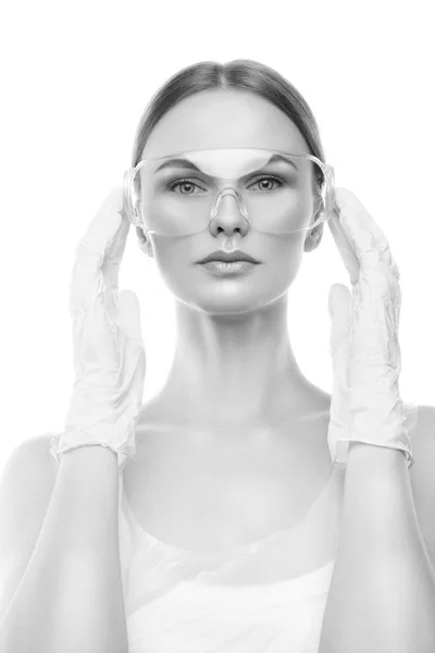 Ritratto Giovane Donna Con Trucco Naturale Scudo Oculare Guanti Chirurgici — Foto Stock