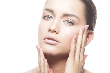 Beyaz arka plan üzerinde doğal makyaj ile genç kadın portresi