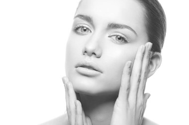 Beyaz arka plan üzerinde doğal makyaj ile genç kadın portresi