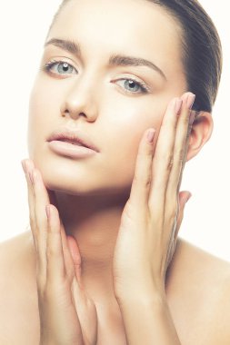 Beyaz arka plan üzerinde doğal makyaj ile genç kadın portresi