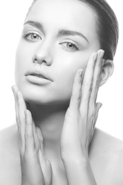 Beyaz arka plan üzerinde doğal makyaj ile genç kadın portresi