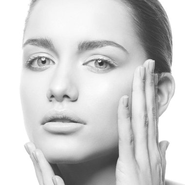 Beyaz arka plan üzerinde doğal makyaj ile genç kadın portresi