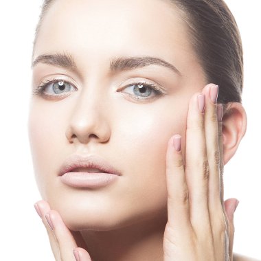 Beyaz arka plan üzerinde doğal makyaj ile genç kadın portresi