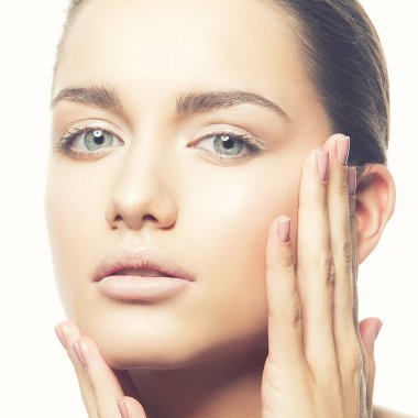 Beyaz arka plan üzerinde doğal makyaj ile genç kadın portresi