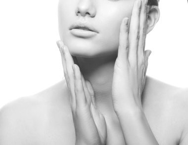 Beyaz arka plan üzerinde doğal makyaj ile genç kadın portresi kırpılmış