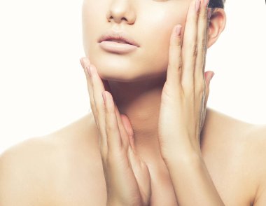 Beyaz arka plan üzerinde doğal makyaj ile genç kadın portresi kırpılmış