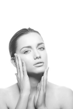 Beyaz arka plan üzerinde doğal makyaj ile genç kadın portresi