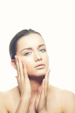 Beyaz arka plan üzerinde doğal makyaj ile genç kadın portresi