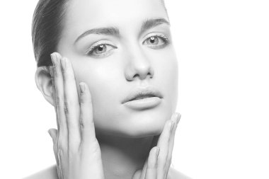 Beyaz arka plan üzerinde doğal makyaj ile genç kadın portresi