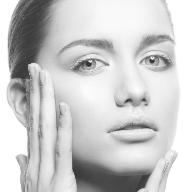 Beyaz arka plan üzerinde doğal makyaj ile genç kadın portresi