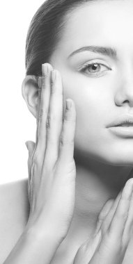 Beyaz arka plan üzerinde doğal makyaj ile genç kadın portresi kırpılmış