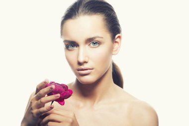 Doğal makyaj ve Şakayık çiçeği beyaz arka plan üzerinde olan kadın portresi