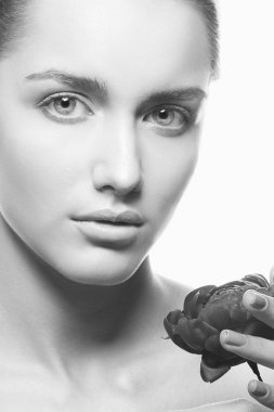 Doğal makyaj ve Şakayık çiçeği beyaz arka plan üzerinde olan kadın portresi