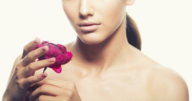 Doğal makyaj ve Şakayık çiçeği beyaz arka plan üzerinde olan kadın portresi kırpılmış