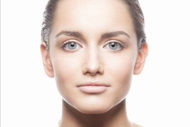 Beyaz arka plan üzerinde doğal makyaj ile genç kadın portresi