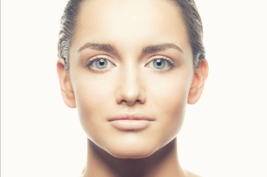 Beyaz arka plan üzerinde doğal makyaj ile genç kadın portresi