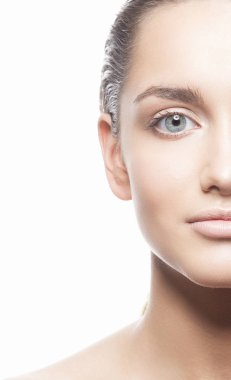 Beyaz arka plan üzerinde doğal makyaj ile genç kadın portresi kırpılmış