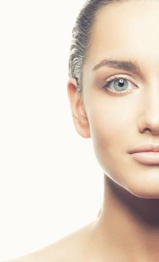 Beyaz arka plan üzerinde doğal makyaj ile genç kadın portresi kırpılmış