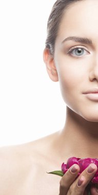 Doğal makyaj ve Şakayık çiçeği beyaz arka plan üzerinde olan kadın portresi kırpılmış