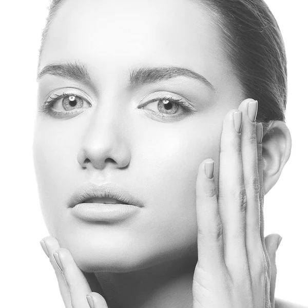 Beyaz arka plan üzerinde doğal makyaj ile genç kadın portresi