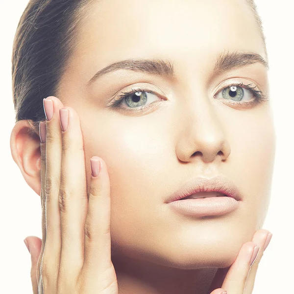 Beyaz arka plan üzerinde doğal makyaj ile genç kadın portresi