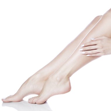 Kadın ayak ve el Beyaz manikür ile beyaz arka plan üzerinde yan görünüm