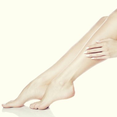 Kadın ayak ve el Beyaz manikür ile beyaz arka plan üzerinde yan görünüm