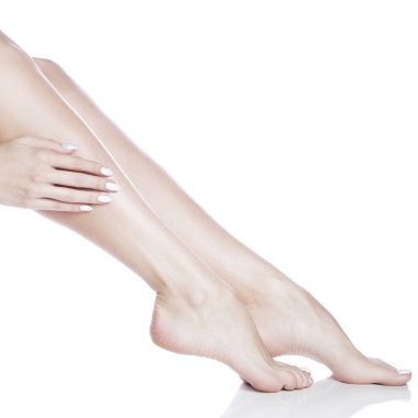 Kadın ayak ve el Beyaz manikür ile beyaz arka plan üzerinde yan görünüm