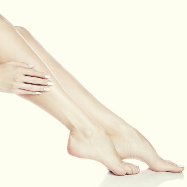 Kadın ayak ve el Beyaz manikür ile beyaz arka plan üzerinde yan görünüm