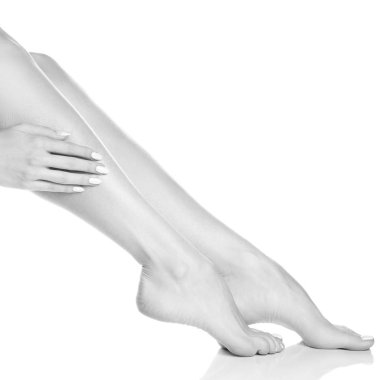 Kadın ayak ve el Beyaz manikür ile beyaz arka plan üzerinde yan görünüm