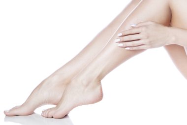 Kadın ayak ve el Beyaz manikür ile beyaz arka plan üzerinde yan görünüm