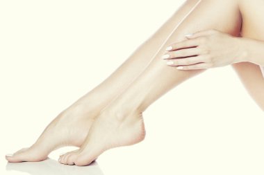 Kadın ayak ve el Beyaz manikür ile beyaz arka plan üzerinde yan görünüm