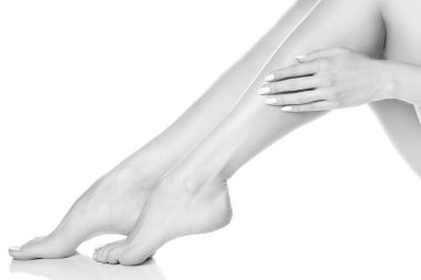 Kadın ayak ve el Beyaz manikür ile beyaz arka plan üzerinde yan görünüm